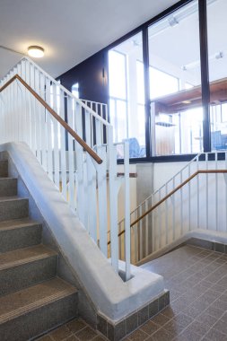 eski bir binada yer alan bu güzel merdiven