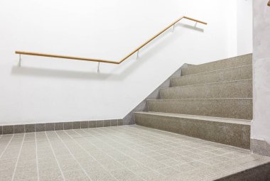 eski bir binada yer alan bu güzel merdiven