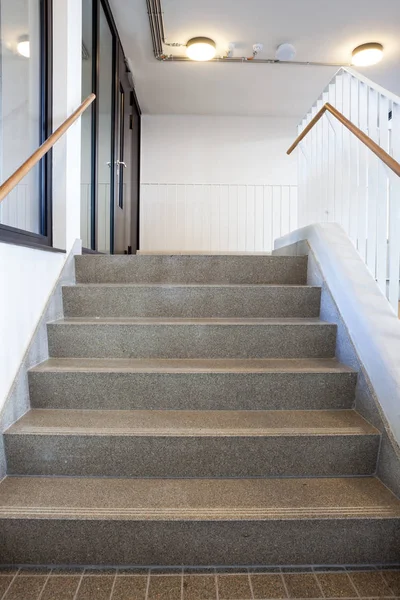 Einem Alten Gebäude Befindet Sich Dieses Schöne Treppenhaus — Stockfoto