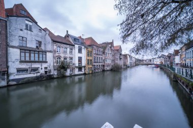 Gent, işte bir nehir boyunca eski binalar whit yansımalar
