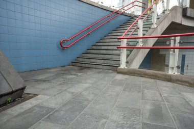 Eski bir bina dışında bulunur bu güzel merdiven