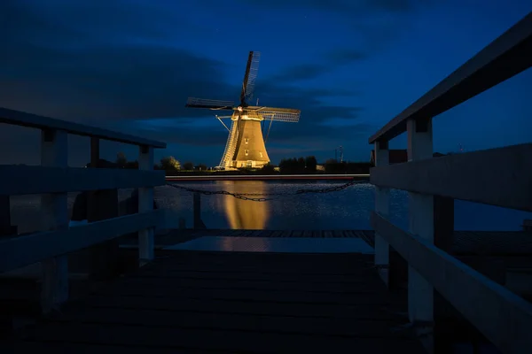 Tijdens Het Blauwe Uur Nachts Wereld Verlicht Beroemde Kinderdijk Nederland — Stockfoto