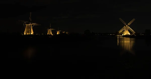 Natten Kvällen Världen Berömda Kinderdijk Nederländerna Med Väderkvarnar Belysta — Stockfoto