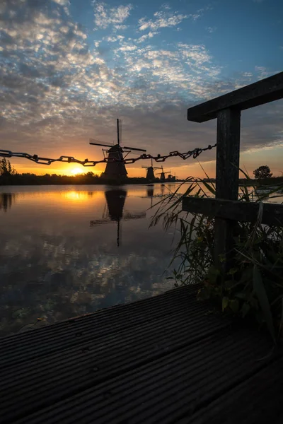 Agua Hay Varios Molinos Viento Kinderdijk Holanda Amanecer — Foto de Stock