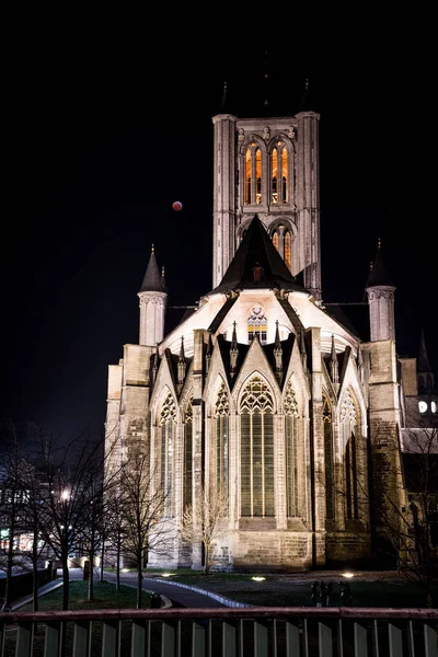 Neben Der Nikolaikirche Gent Steht Ein Blutmond — Stockfoto
