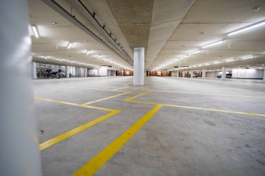 Bir alışveriş merkezi sütun ve Havalandırma kanalları ile yeraltı Parkı