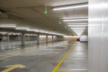 Bir alışveriş merkezi sütun ve Havalandırma kanalları ile yeraltı Parkı