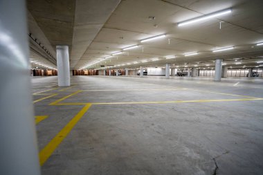 Bir alışveriş merkezi sütun ve Havalandırma kanalları ile yeraltı Parkı