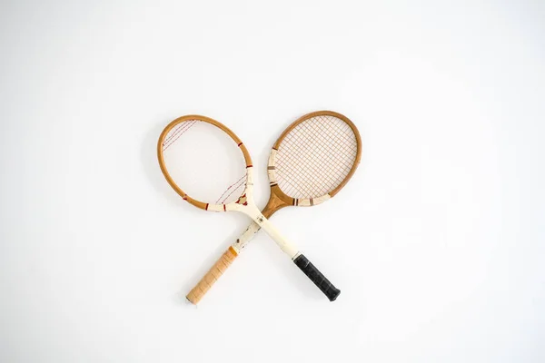 Aan Muur Hangen Twee Tennis Raketten Met Een Schroef — Stockfoto