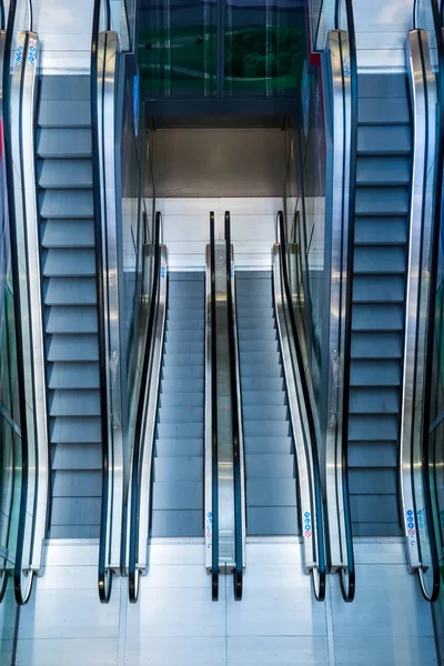 Bahnhof Haben Mehrere Rolltreppen Für Jeden Peron — Stockfoto