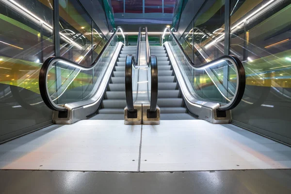Estación Tienen Varias Escaleras Mecánicas Para Cada Peron —  Fotos de Stock