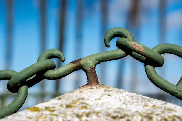 Corrente de ferro em um pólo — Fotografia de Stock