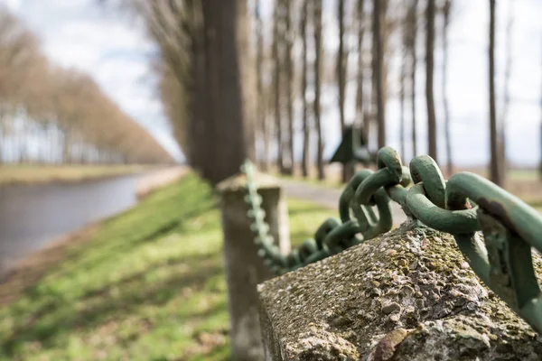 Järnkedja på en stolpe — Stockfoto