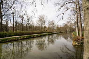 ağaç Nehri boyunca