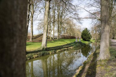 ağaç Nehri boyunca