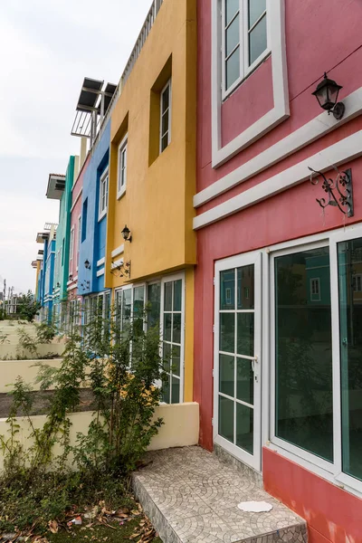 Casas de colores en la calle —  Fotos de Stock