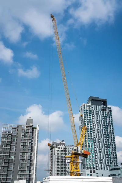 Grue de construction sur un chantier — Photo