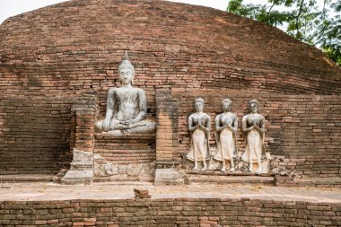 eski bir tapınakta buda