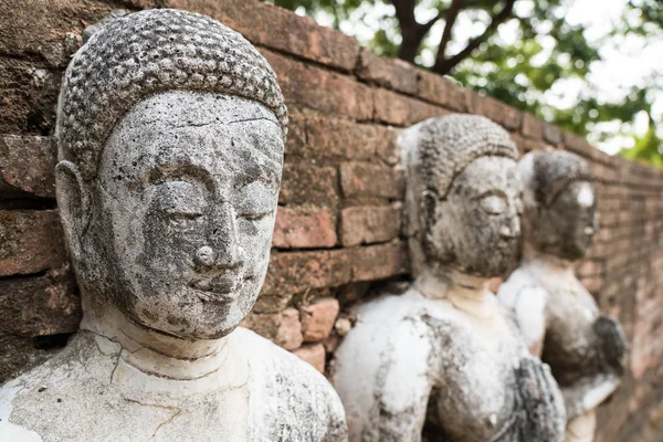 Будда в древнем храме — стоковое фото