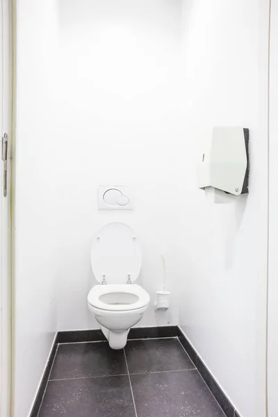 Общественный туалет — стоковое фото