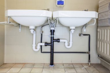 Duvardaki iki lavabo