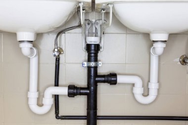 Duvardaki iki lavabo