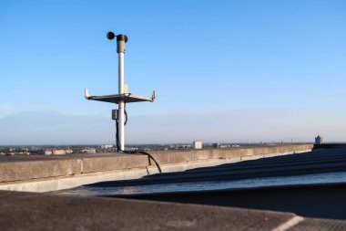 düz bir çatı üzerinde anemometre