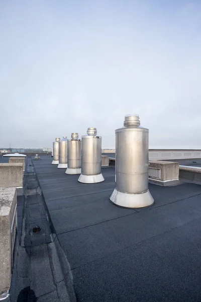 Schornstein auf dem Dach — Stockfoto