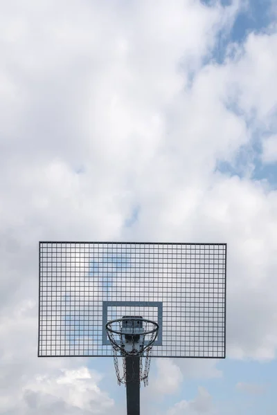 Basketball-Backboard auf dem Schulbasketballplatz — Stockfoto