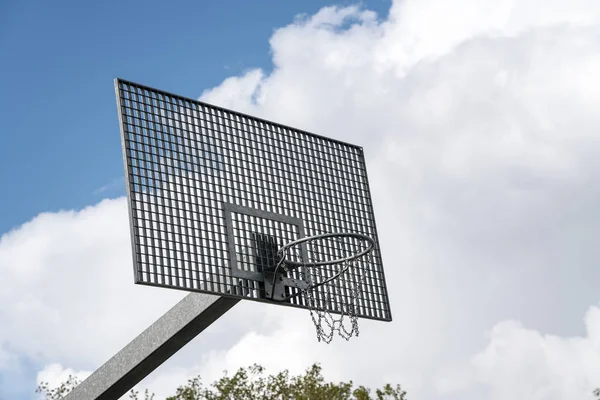 Basketball backboard on the school basketball court — Stock Photo, Image
