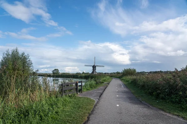 Droga w Kinderdijk — Zdjęcie stockowe