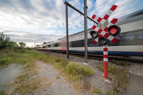 Spur führt in die Tiefe — Stockfoto