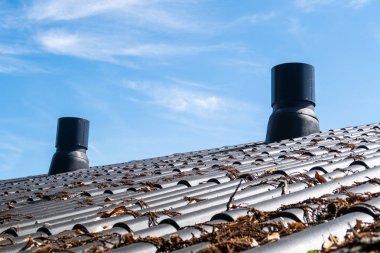 Çatıdaki havalandırma bacası.