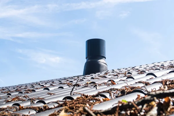 Ventilační komín na střeše — Stock fotografie