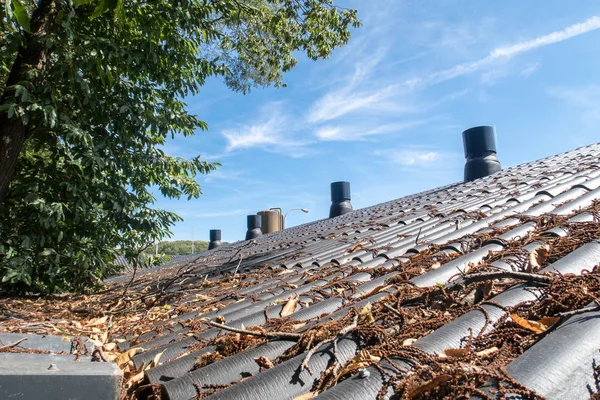 Chaminé de ventilação em um telhado — Fotografia de Stock