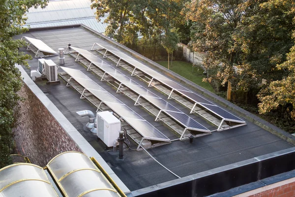 편평한 지붕에 태양 전지 패널 — 스톡 사진