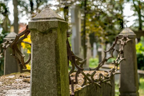 Starém Hřbitově Hrobka Mramorovými Tyčemi Rezavými Starými Řetězy — Stock fotografie