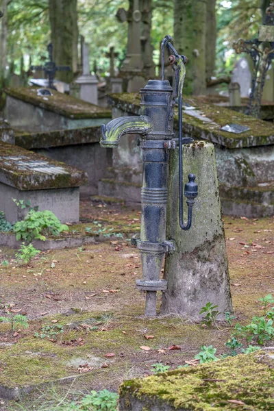 Starém Hřbitově Stojí Stará Ruční Pumpa Mezi Hroby — Stock fotografie