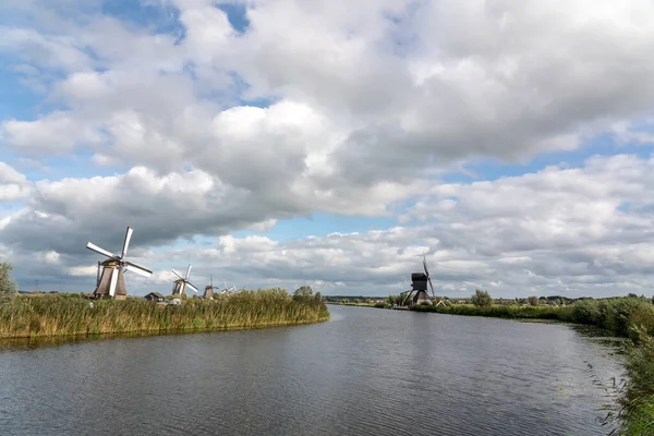 Die Windmühlen Von Kindererdijk Einem Bewölkten Tag Neben Dem Wasser — Stockfoto