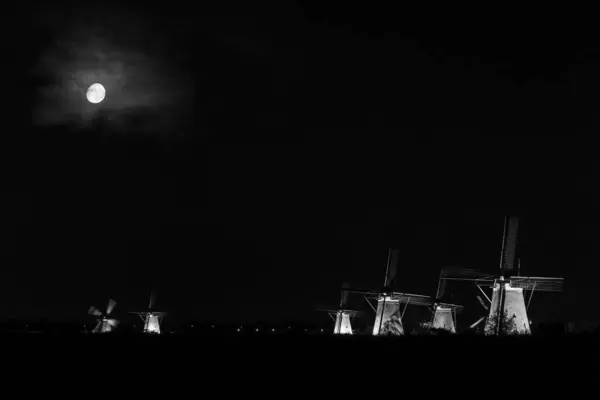 Ανεμόμυλοι Του Kinderdijk Μια Συννεφιασμένη Μέρα Δίπλα Στο Νερό — Φωτογραφία Αρχείου