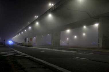 Yoğun sisli bir sokakta sabahın erken saatlerinde