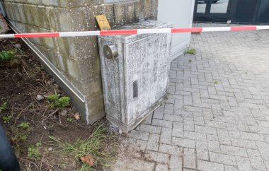 En uzun caddede anahtar kasası olan bir doğal gaz kabini var.