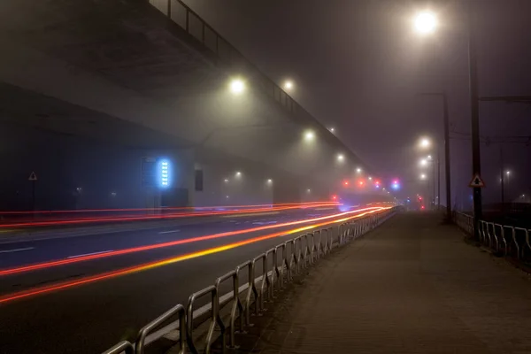 在繁忙的街道上 浓雾中 红绿灯闪烁 — 图库照片