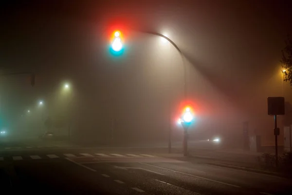 Früh Morgens Auf Der Straße Stehen Diese Ampeln Dichten Nebel — Stockfoto