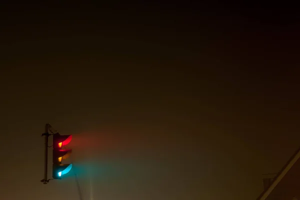 一大早在路上 你会看到这些红绿灯在浓雾中 — 图库照片