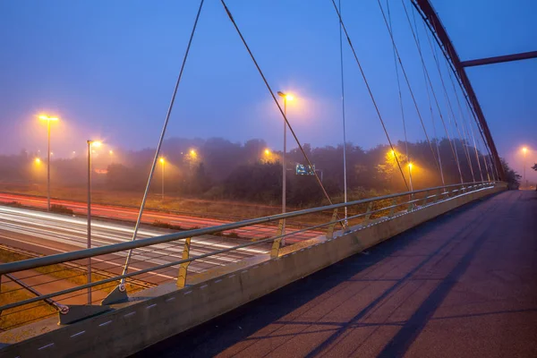 Puente Bicicletas Sobre Carretera Por Mañana Con Poco Niebla — Foto de Stock