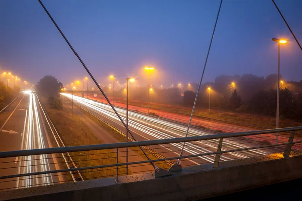 Cyklistický Most Přes Dálnici Dopoledních Hodinách Nějakou Mlhou — Stock fotografie