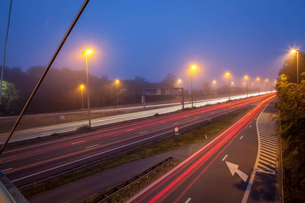 Puente Bicicletas Sobre Carretera Por Mañana Con Poco Niebla — Foto de Stock