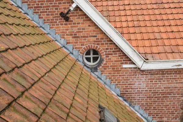 Côté Toit Vieux Bâtiment Une Fenêtre Ronde Dans Mur — Photo