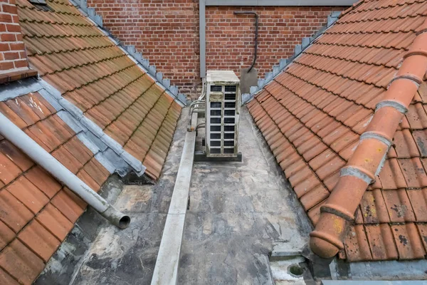 Old Building Two Roofs Unit Cooling — Stock Photo, Image